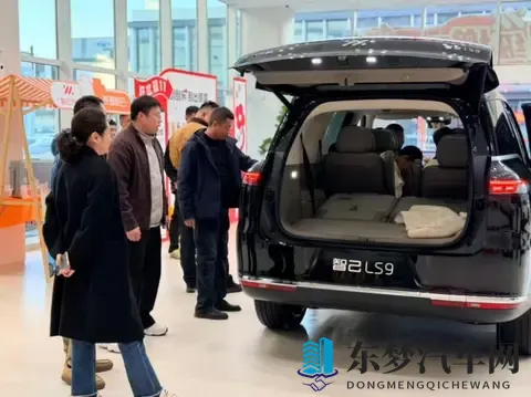 上汽旗舰智己LS9到店，销售直言光是维持秩序就已拼尽全力-3