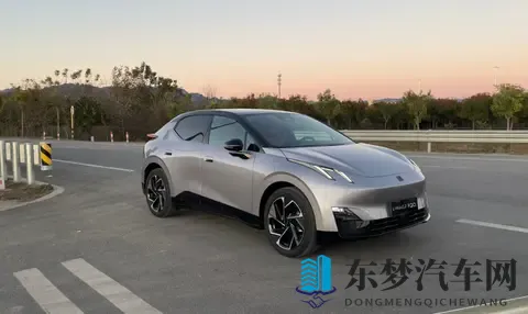 偶遇银色领克 Z20，大轮毂一装气场全开-1