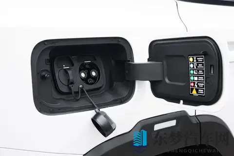 15万混动SUV选它不后悔？四驱+索尼音响，油耗低空间大-1