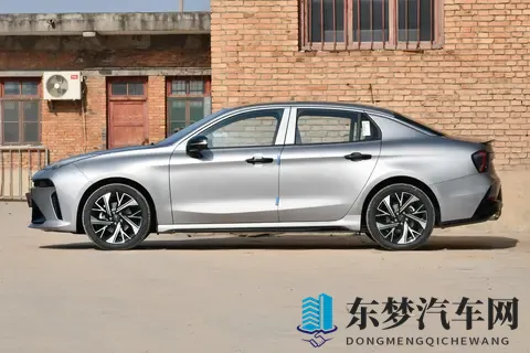 10 万级燃油车卷疯了！第三代领克 03 带智能 + 性能，竟卖白菜价？-2