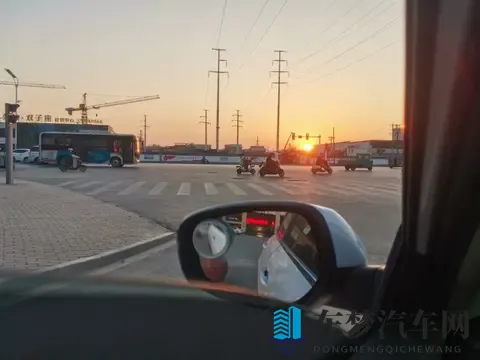 标题：绿灯不走被扣6分罚200元，驾驶者应如何应对交通处罚？-1