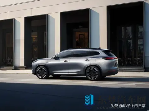 三联屏+豪华内饰，星途ET5：科技与质感双向奔赴-3