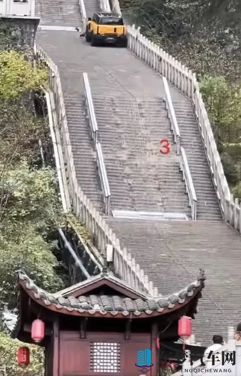 奇瑞汽车致歉:将全力修复并承担赔偿,攀爬天门山天梯时撞坏护栏-1