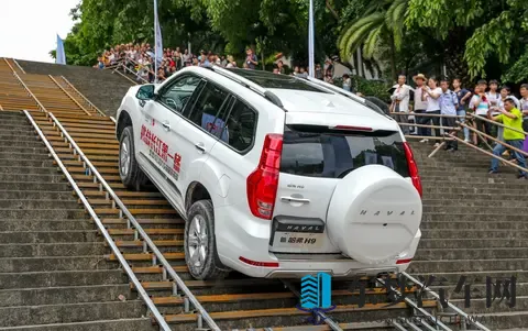 奇瑞模仿路虎爬天门山不成，硬要越野成笑话？