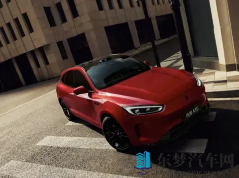 主动防护+被动硬实力，问界新M5 Ultra和Model Y谁能护全家周全？-1