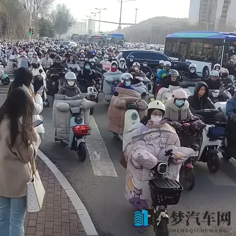 下载黄色网：新能源汽车崛起，自动驾驶引变革-1