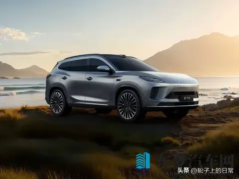 三联屏+豪华内饰，星途ET5：科技与质感双向奔赴-1