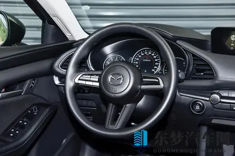 抱着老婆让朋友曰:夫妻亲昵,好友观摩共度时光-1