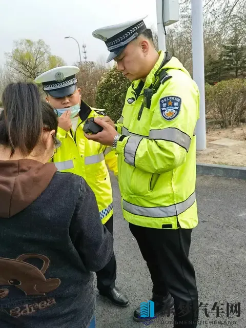 黄色的应用：汽车设计中的神秘色彩：揭秘辨识度与安全性的秘密