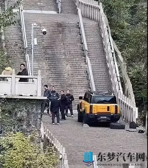 奇瑞天门山测试翻车溜车撞坏护栏后连夜致歉网友：营销别拿安全赌-1