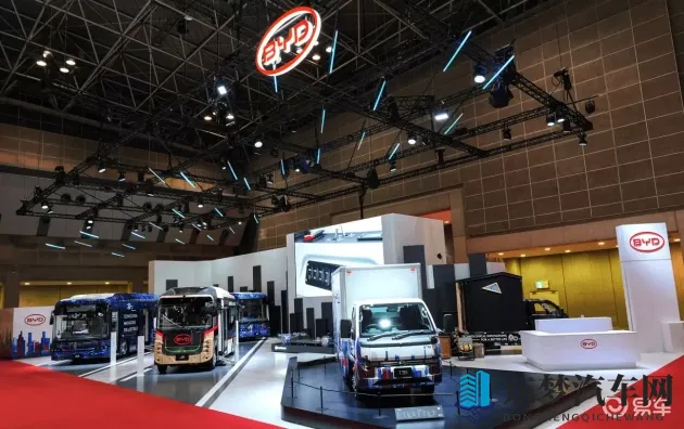 三个小男孩在森林公园猜数字漫画：汽车数字故事：揭秘车牌、排量和马力背后的秘密-1