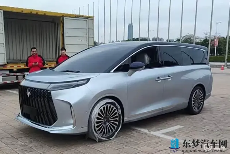 极狐全新MPV惊艳亮相！增程动力引领新潮流