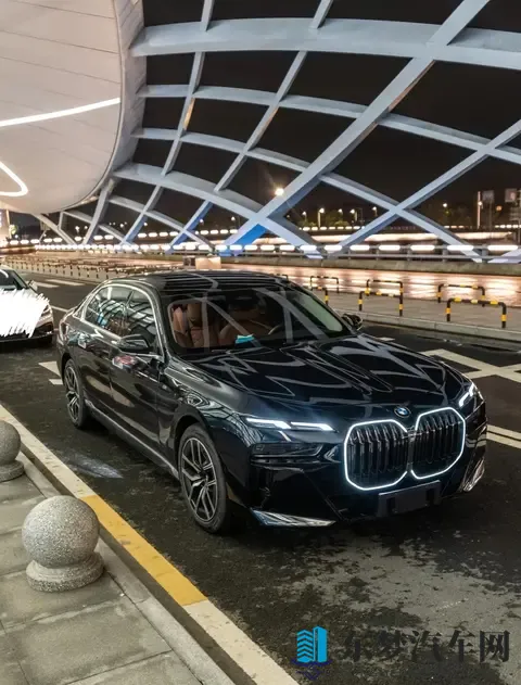 2026款宝马7系：919万起！取消手势控制，但全车隔音免费了？-2